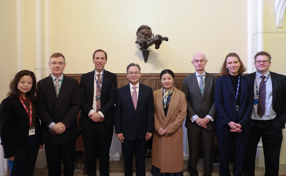 中国驻英国大使郑泽光访问英国梅纽因学校，盛赞青岛梅纽因学校在中英青年交流与文明互鉴中发挥独特作用